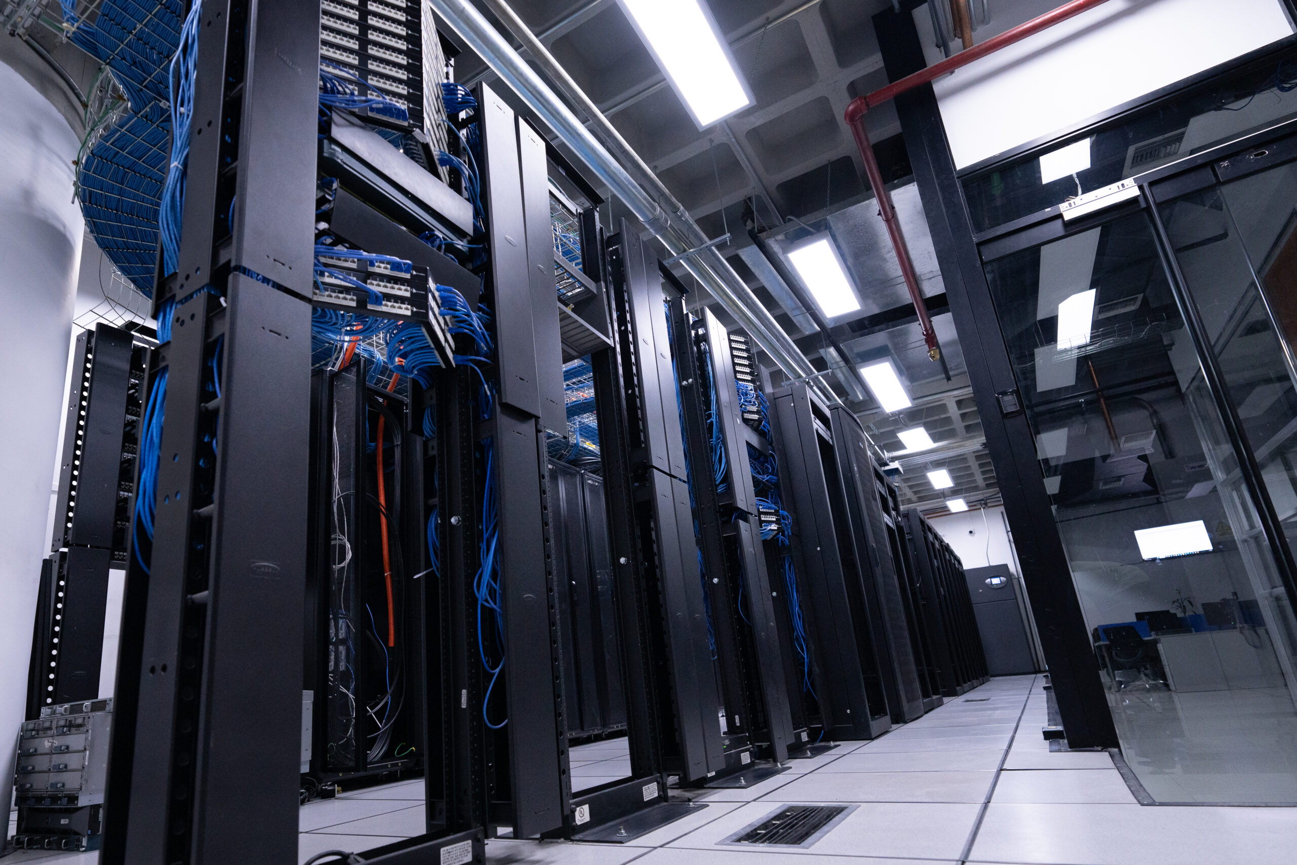 Actualidad Telecom:Topcomunications a la vanguardia despliega Data Center con redundancia total,conectividad neutra y housing seguro.